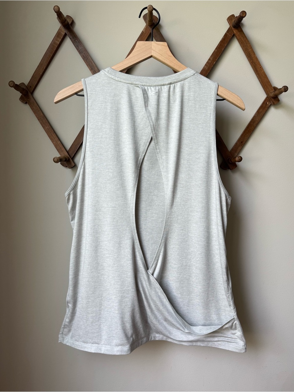 Fabletics Dry-Flex Open Back Tank Size Large in Light Heather Gray